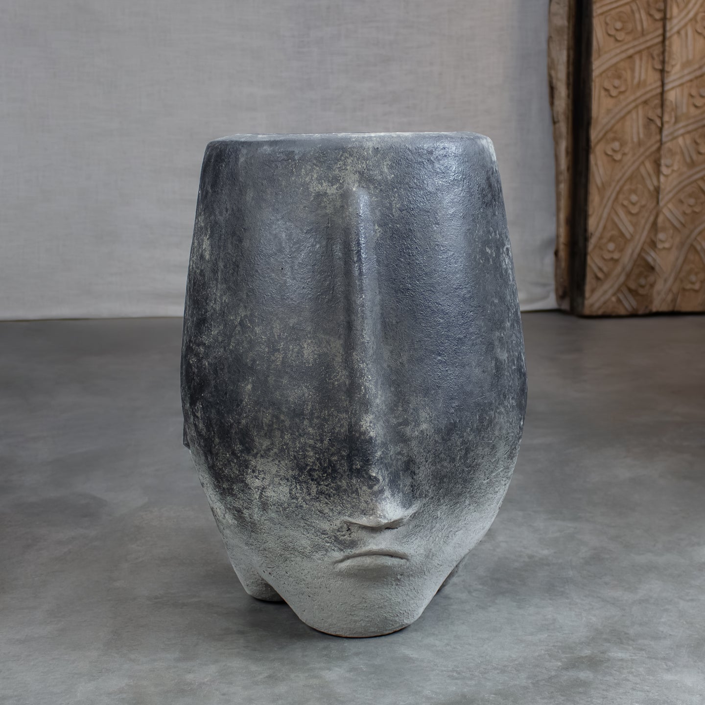 Espíritu Dark Pot, Sculptural Terracotta Planter.