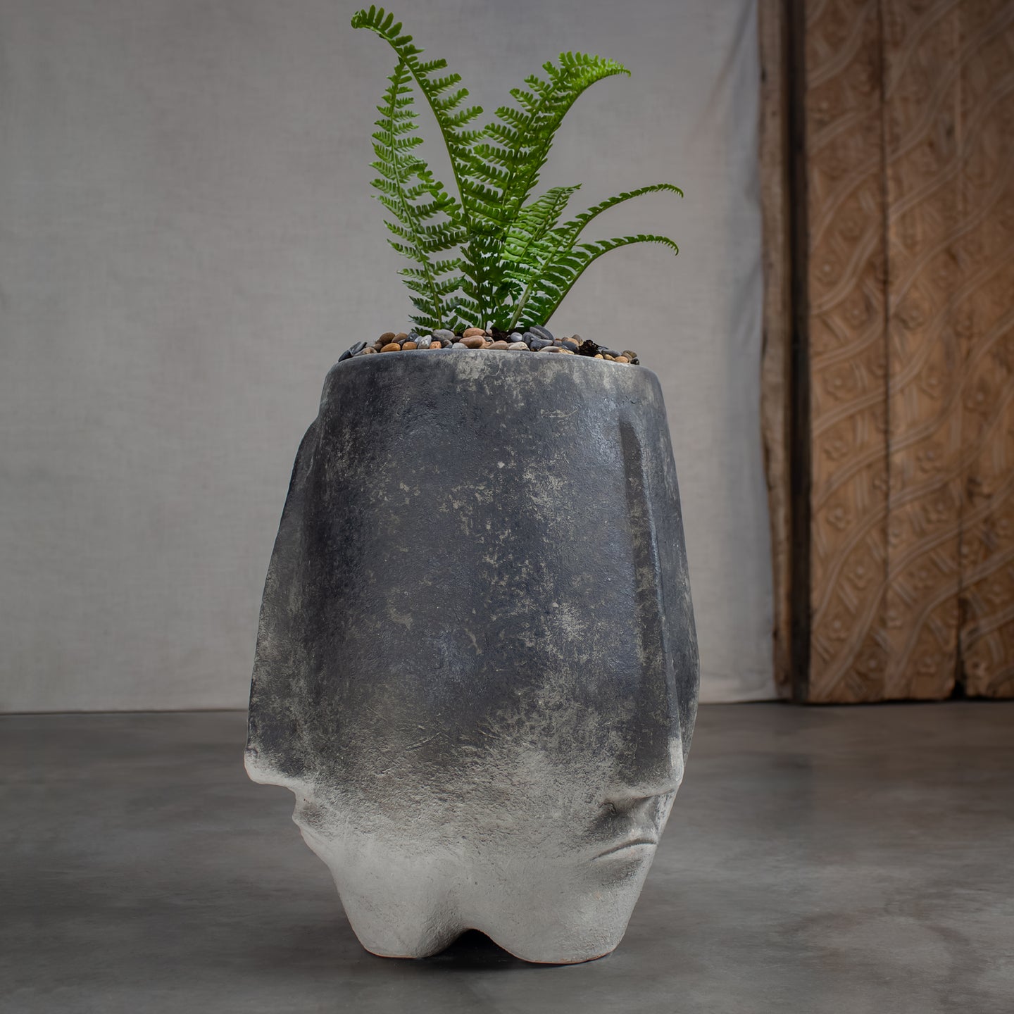 Espíritu Dark Pot, Sculptural Terracotta Planter.