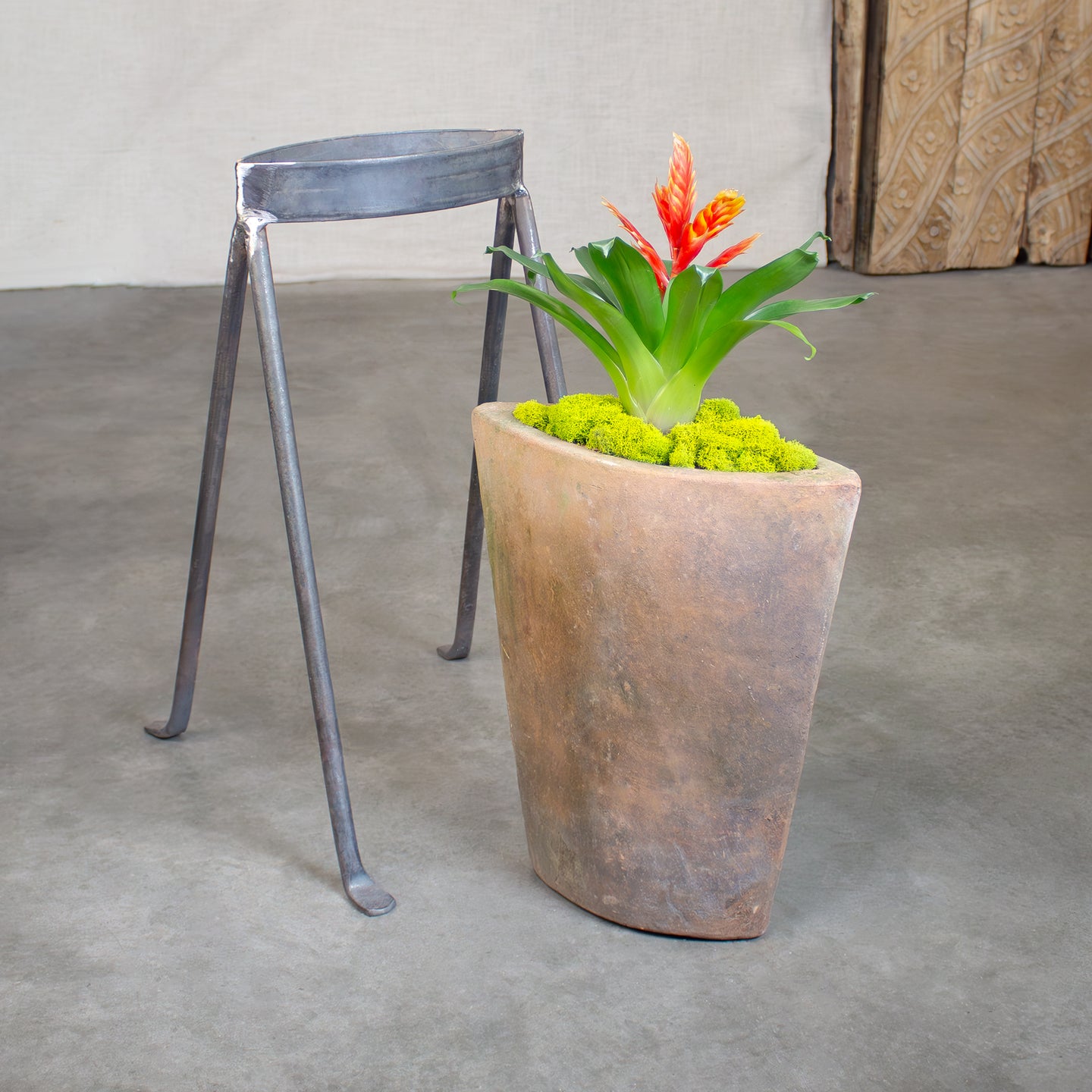 vintage pot plant holders Semilla Planter with Iron Stand. Vintage Terracotta pot